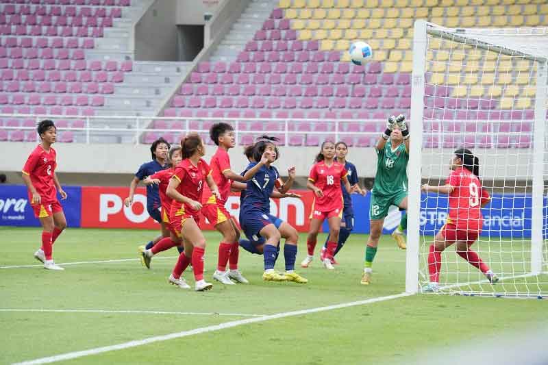 U16 nữ Việt Nam chỉ ghi bạn nhờ Thái Lan phản lưới nhà